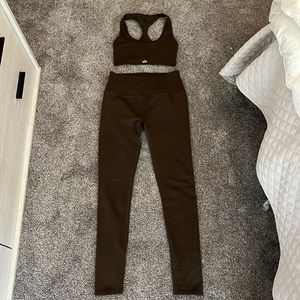 women's alo yoga set